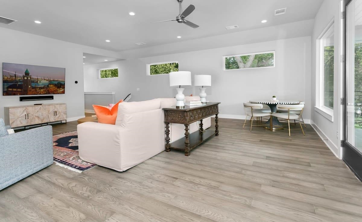 2526 River Oaks Drive