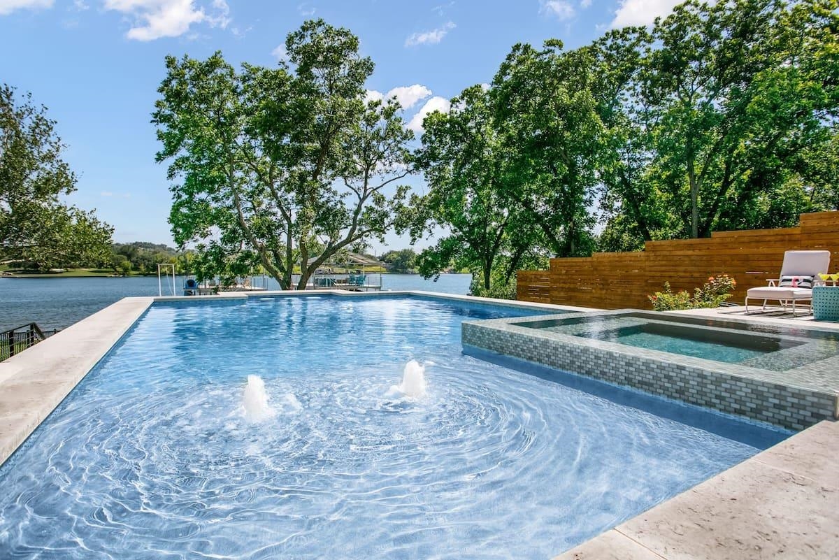 2526 River Oaks Drive