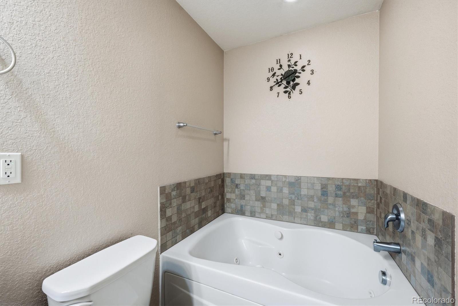 3925 Kenwood Circle