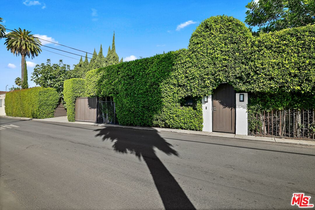 8061 Rosewood Ave