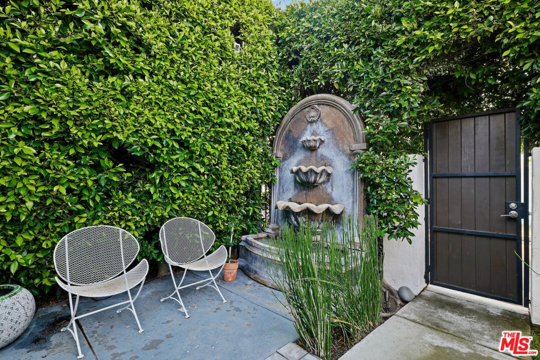 8061 Rosewood Ave