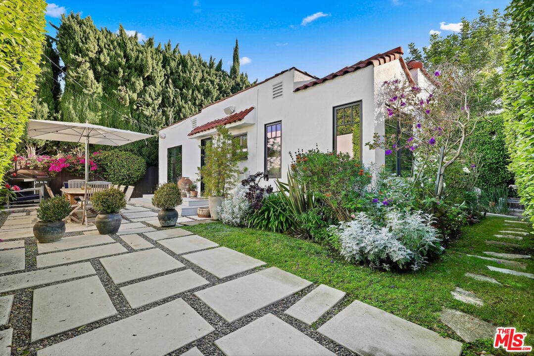 8061 Rosewood Ave