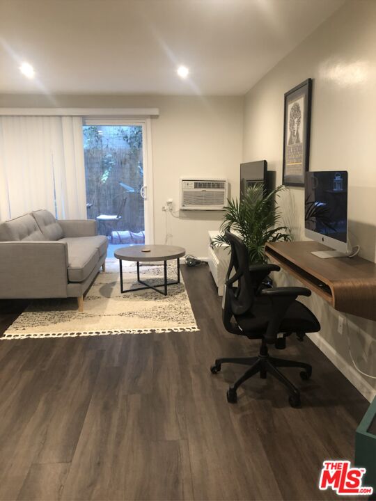 1261 N Laurel Ave Unit: 21