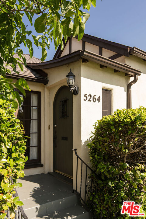 5264 Live Oak View Ave