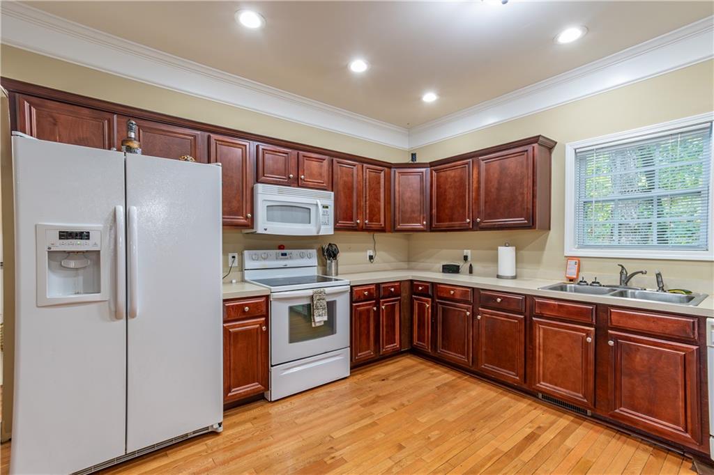 2208 Clarendon Court NE