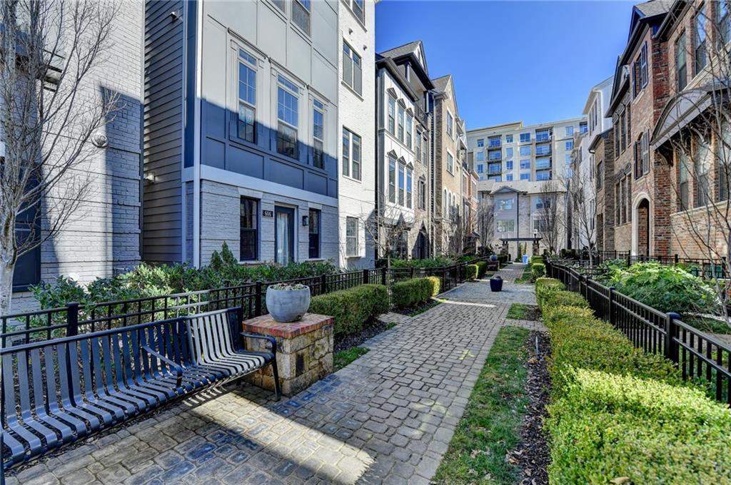 606 Broadview Terrace NE