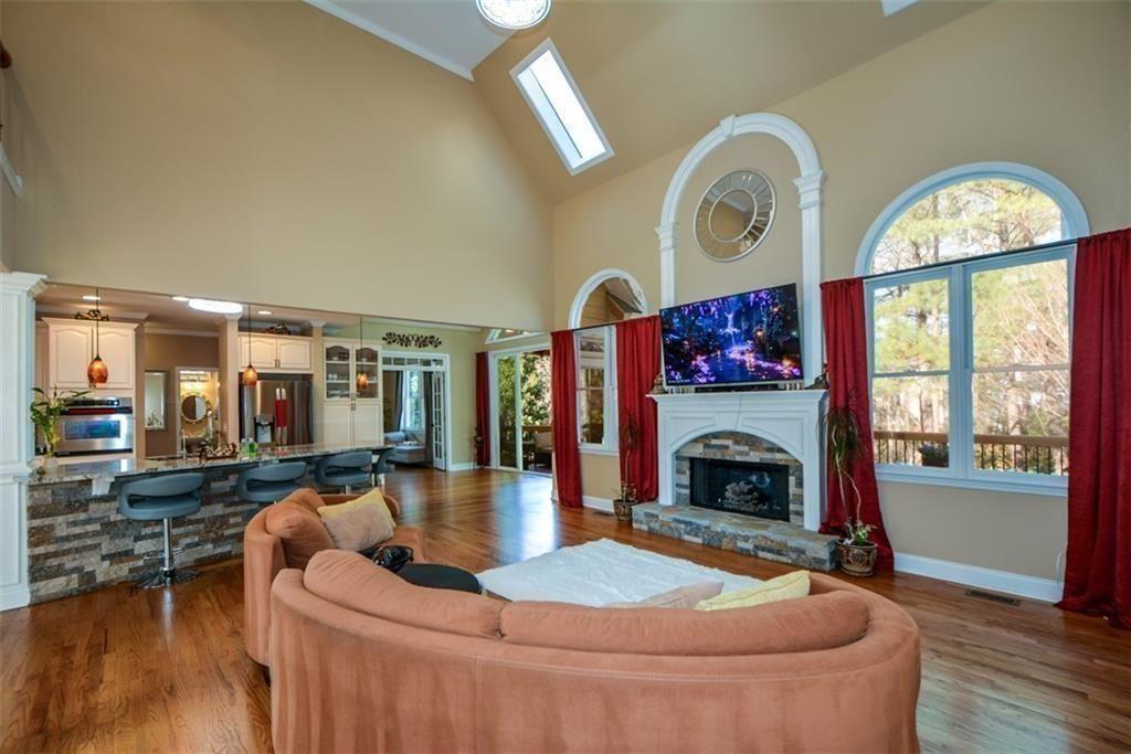 515 Hillcrest View Drive NE