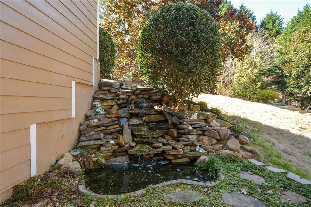 515 Hillcrest View Drive NE