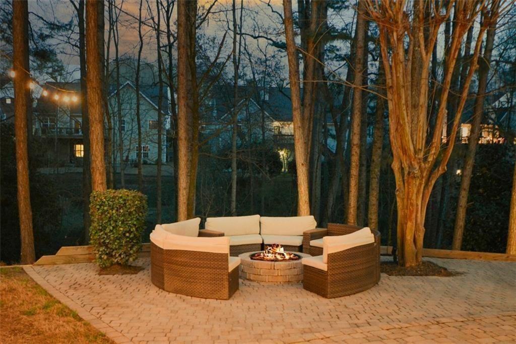 515 Hillcrest View Drive NE