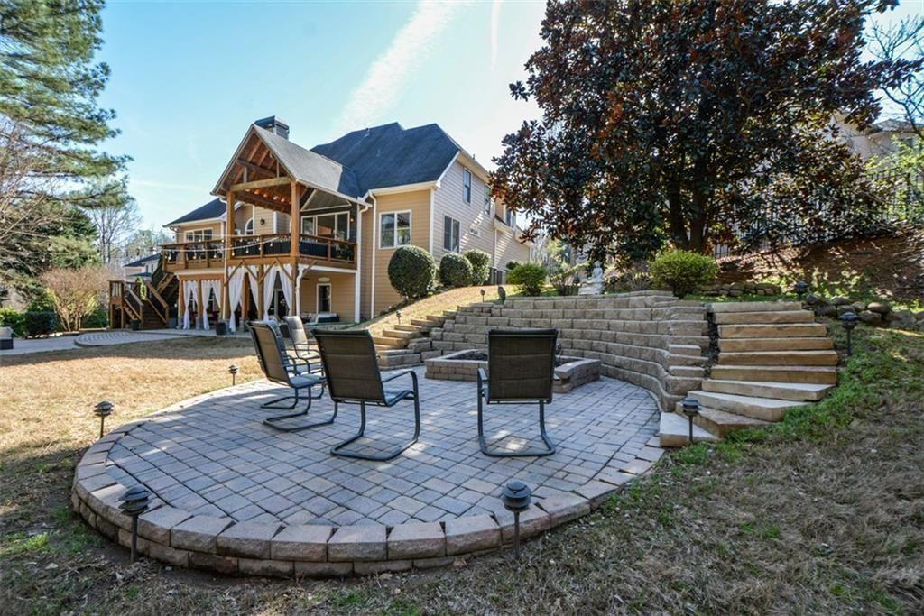 515 Hillcrest View Drive NE