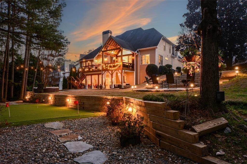 515 Hillcrest View Drive NE