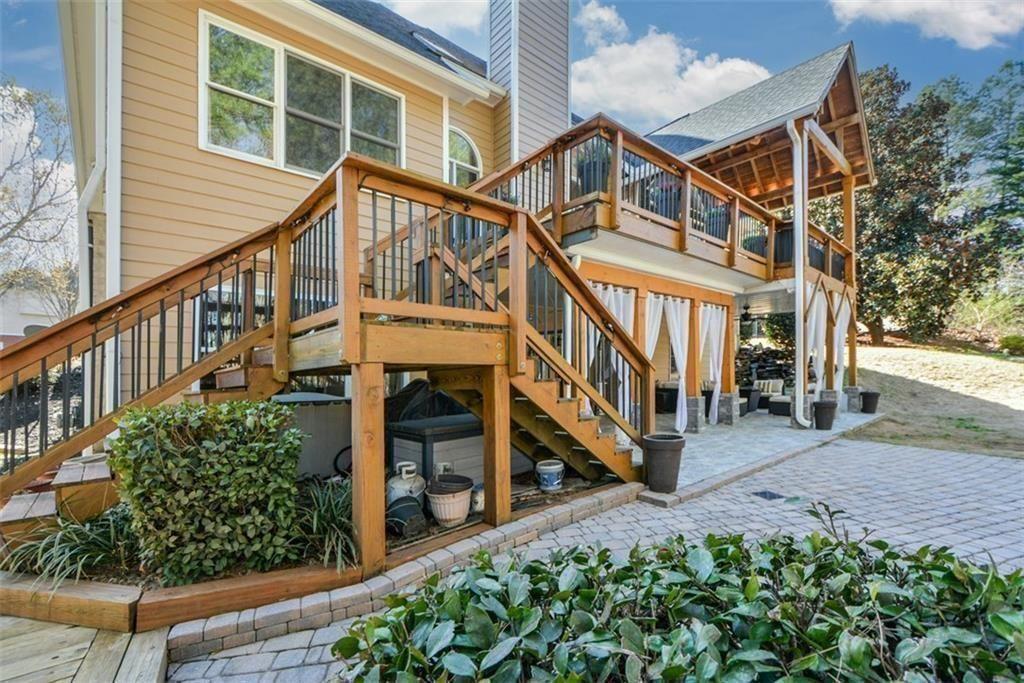 515 Hillcrest View Drive NE