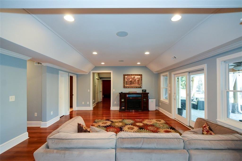 515 Hillcrest View Drive NE