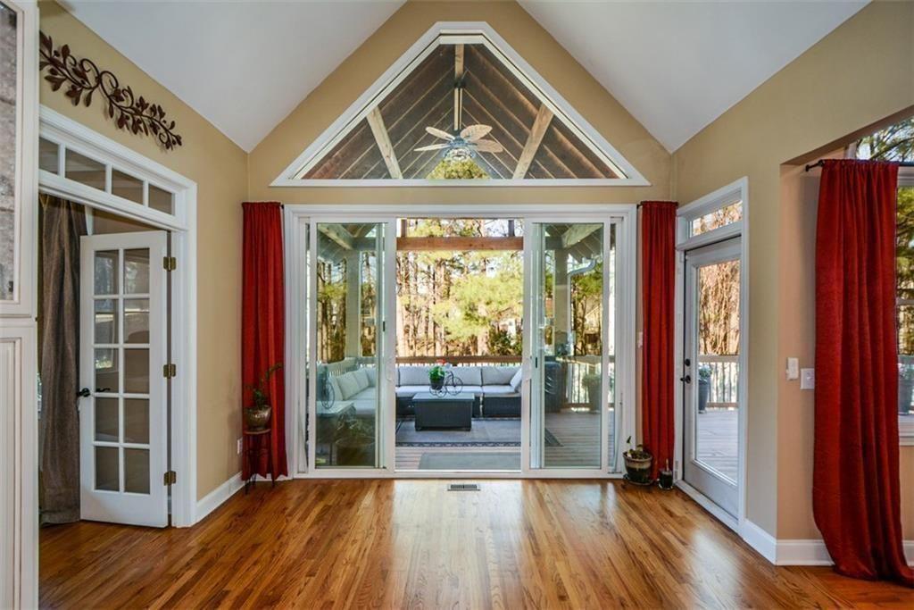 515 Hillcrest View Drive NE