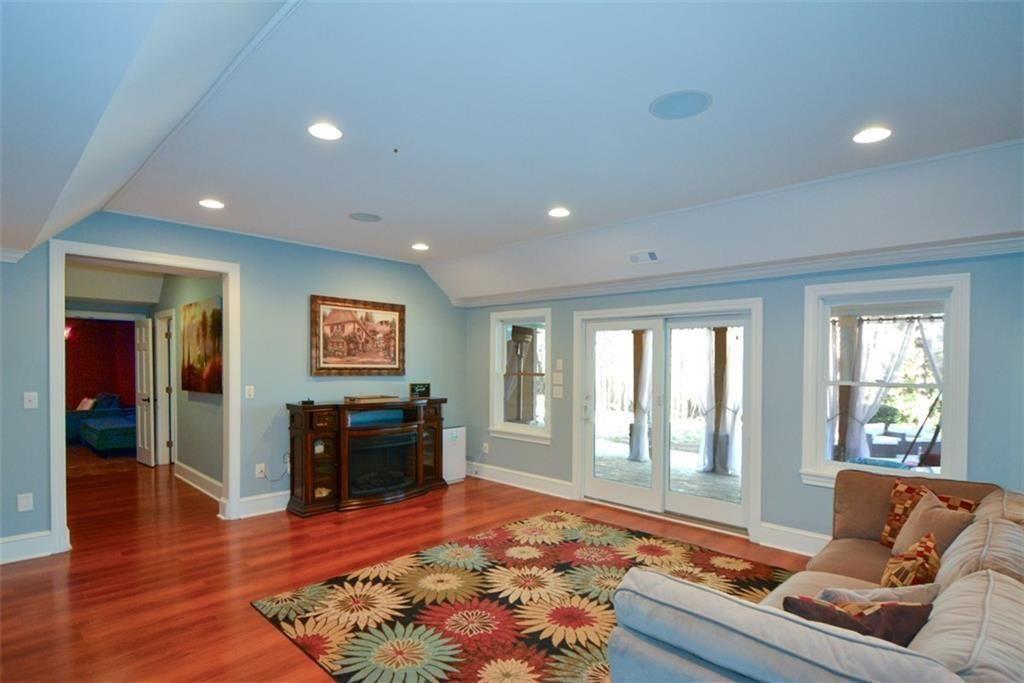 515 Hillcrest View Drive NE