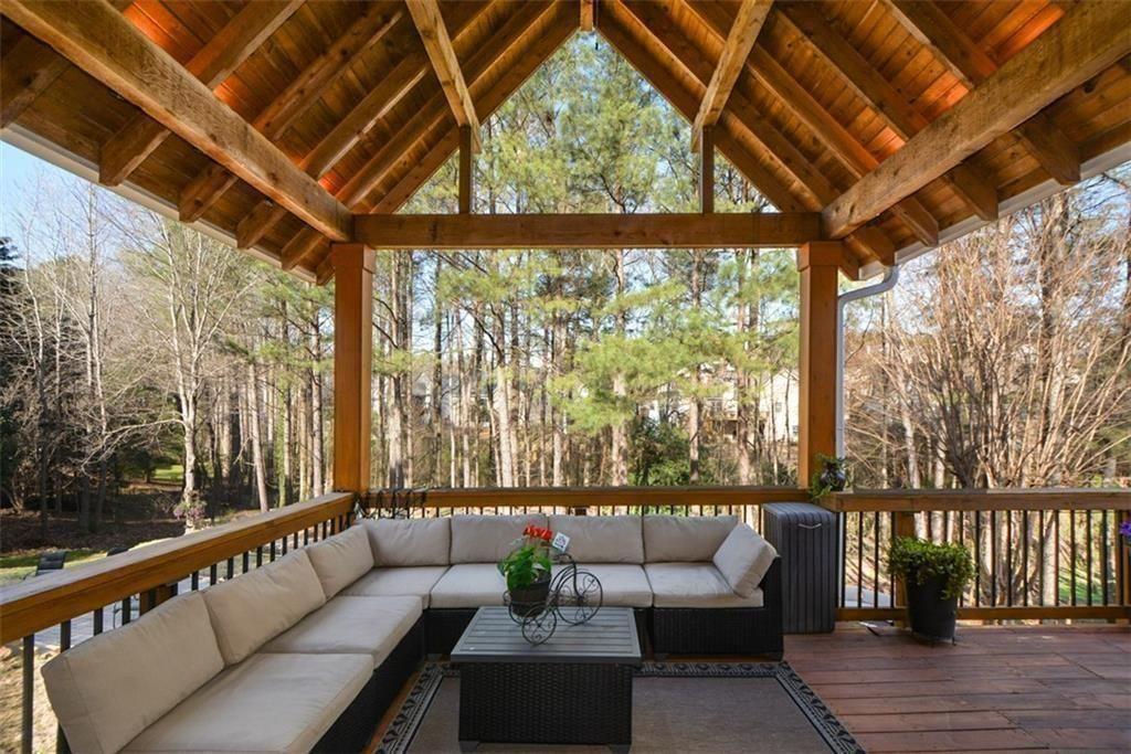 515 Hillcrest View Drive NE