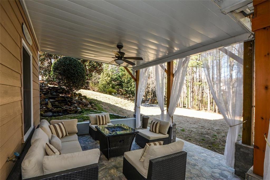 515 Hillcrest View Drive NE