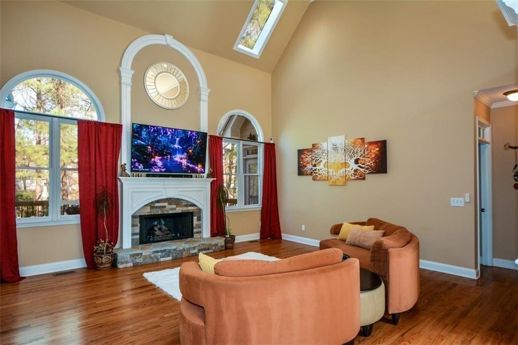 515 Hillcrest View Drive NE