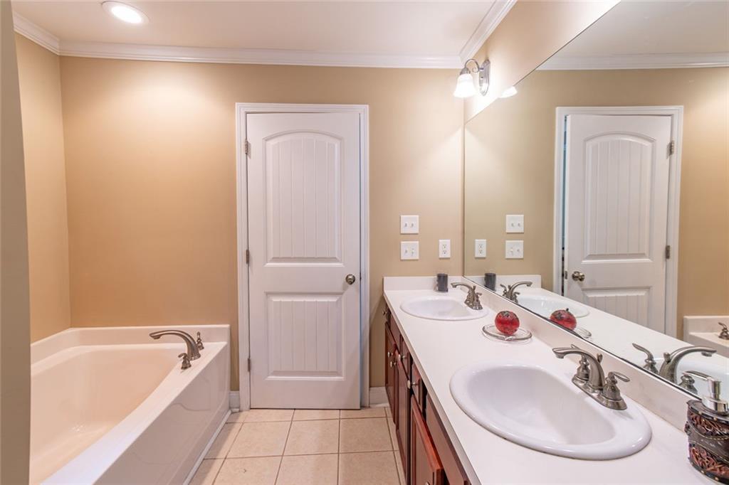 2208 Clarendon Court