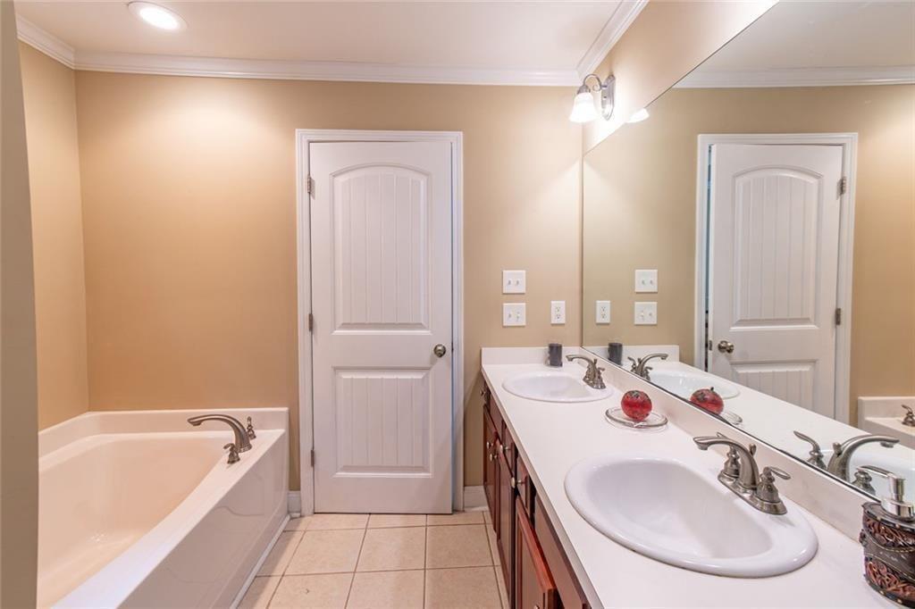 2208 Clarendon Court