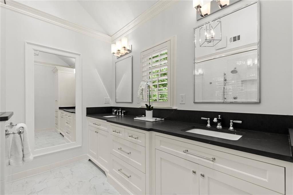 4352 Hampton Woods Drive NE