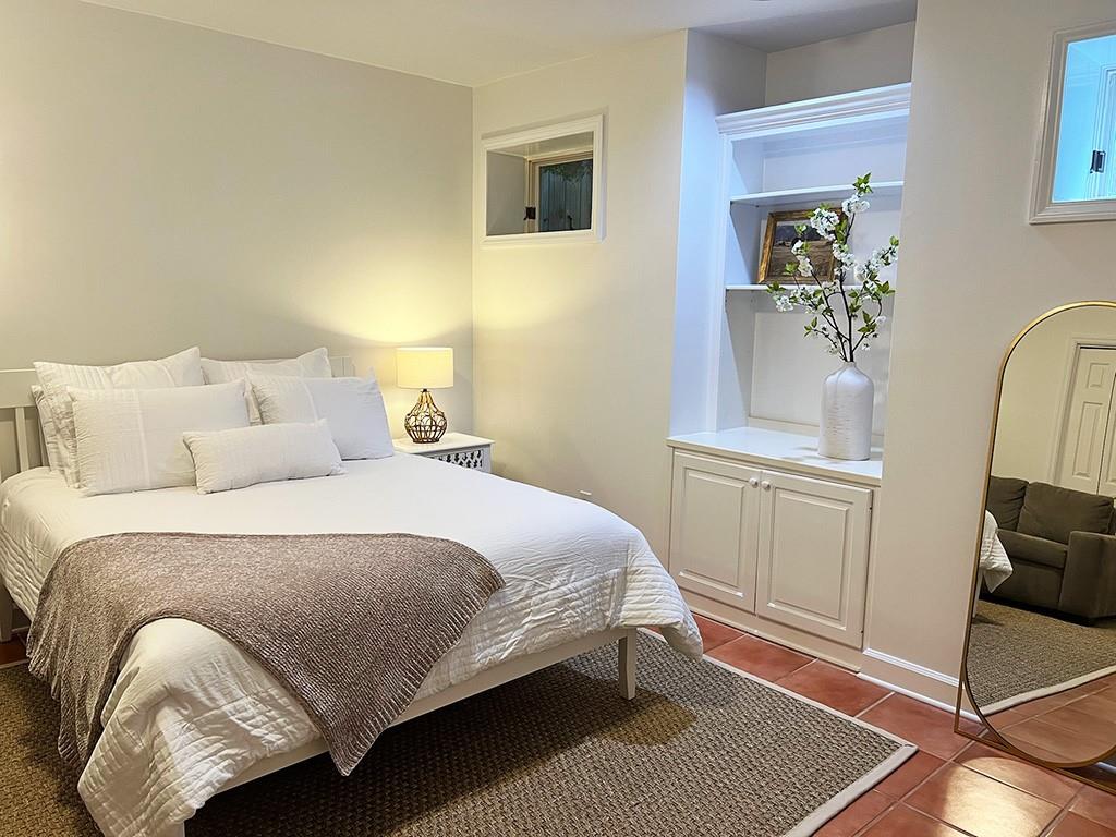 1043 Elizabeth Court NE