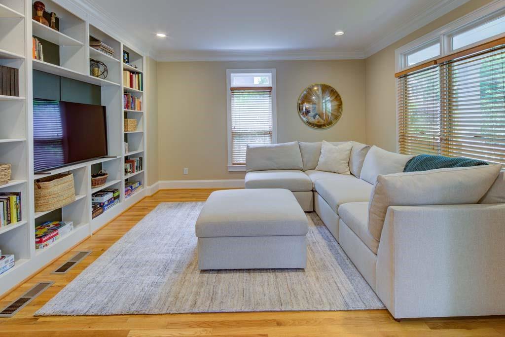 1043 Elizabeth Court NE