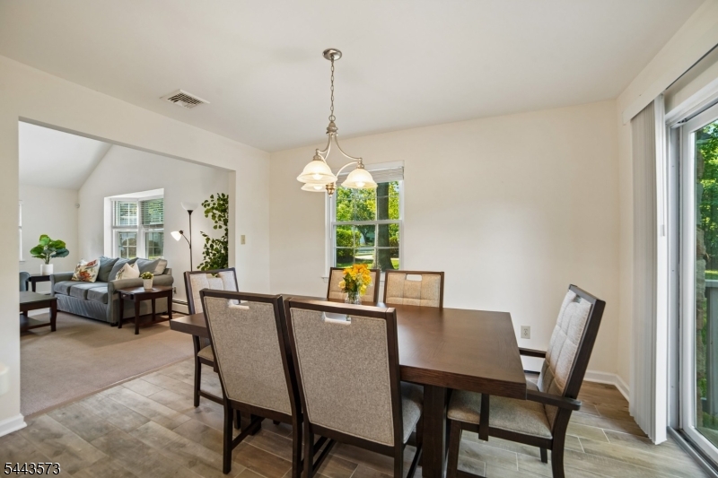 29 Coachlight Dr