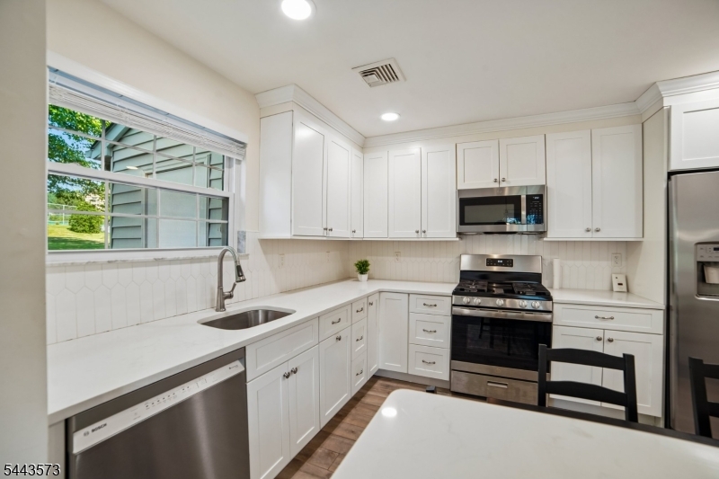 29 Coachlight Dr