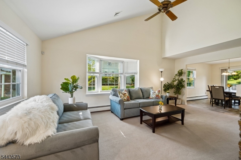29 Coachlight Dr