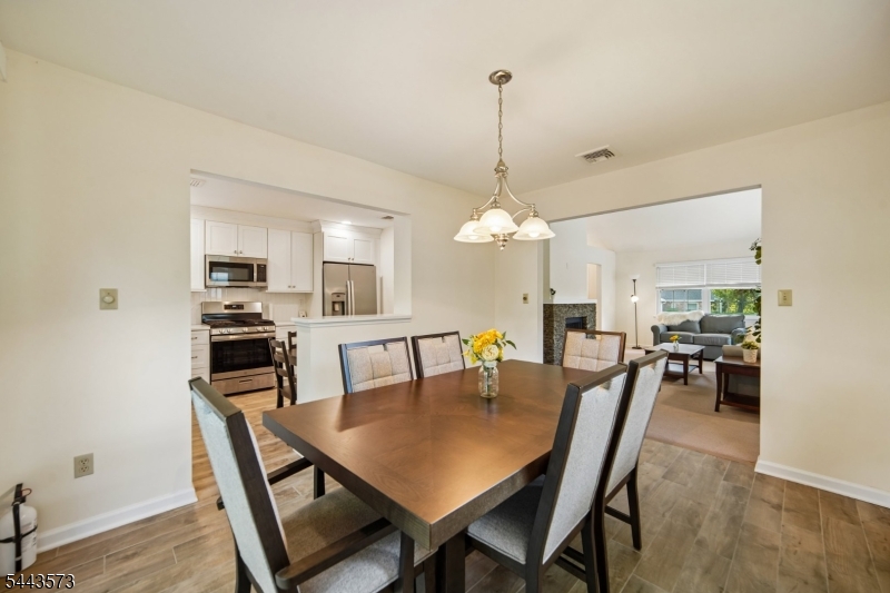 29 Coachlight Dr