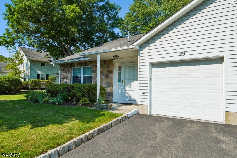 29 Coachlight Dr