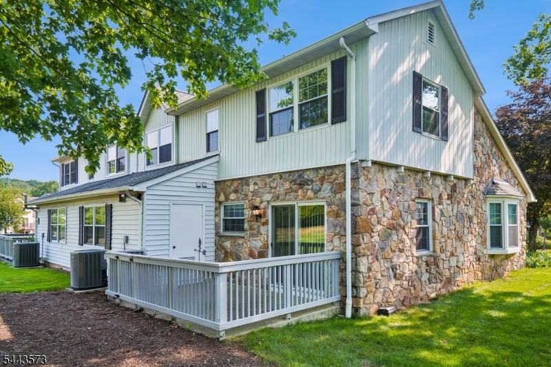 29 Coachlight Dr