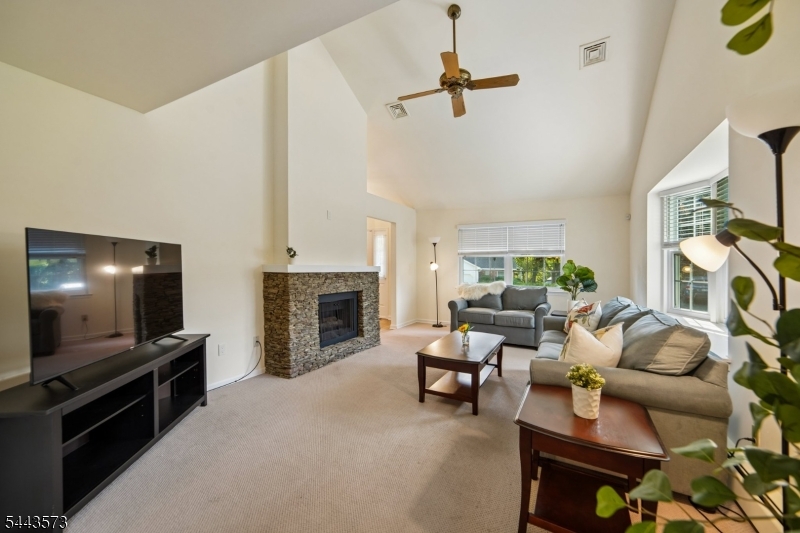 29 Coachlight Dr