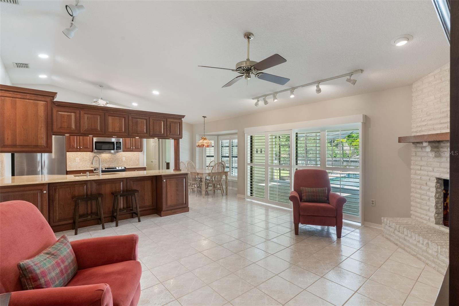 957 YELLOW ROSE DR