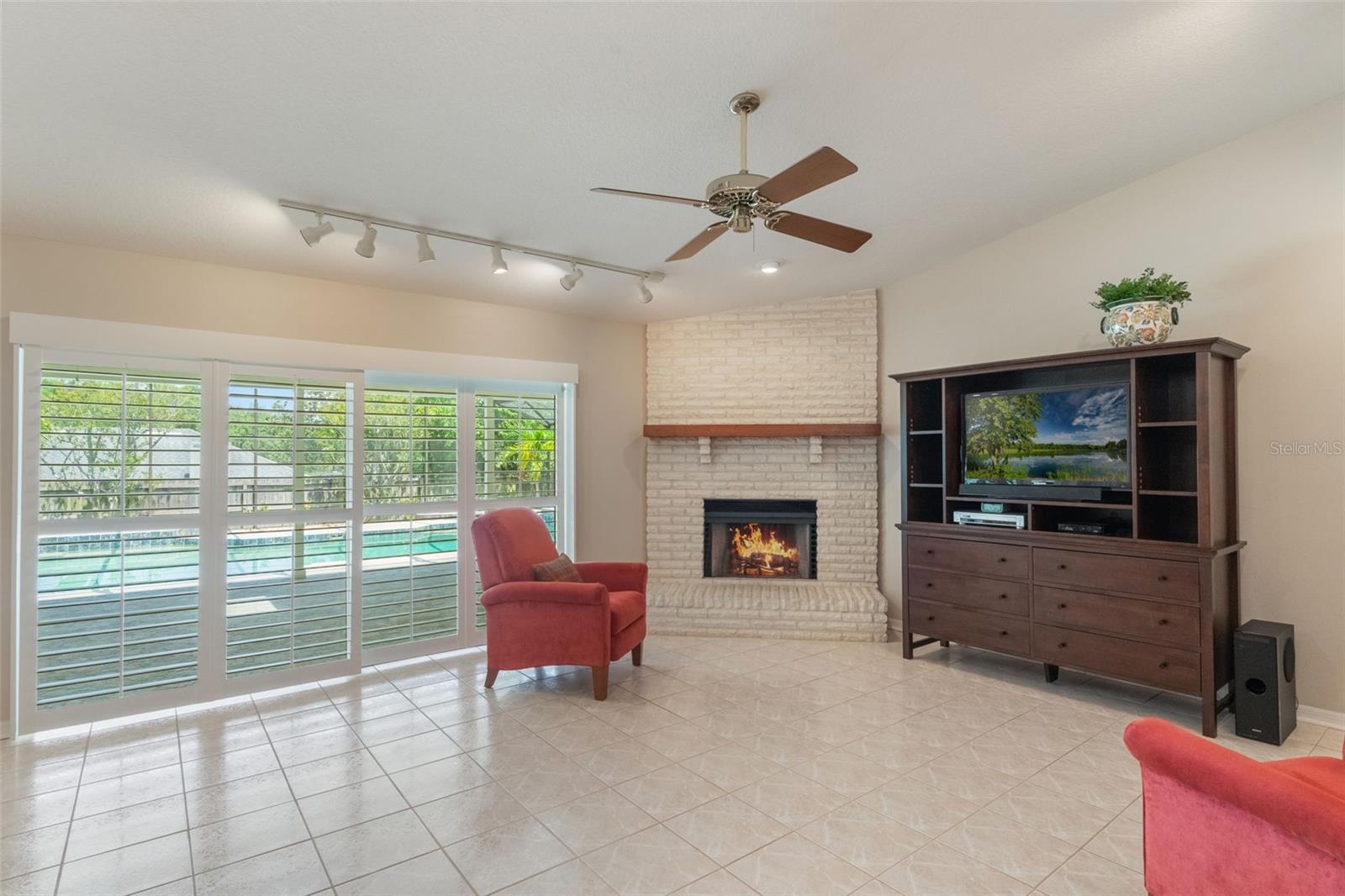 957 YELLOW ROSE DR