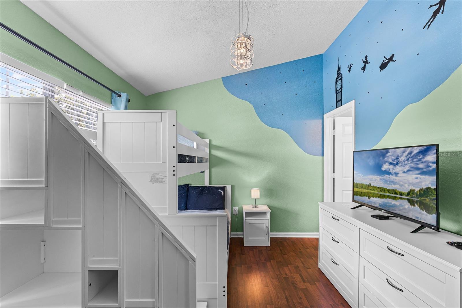 7677 FITZCLARENCE ST