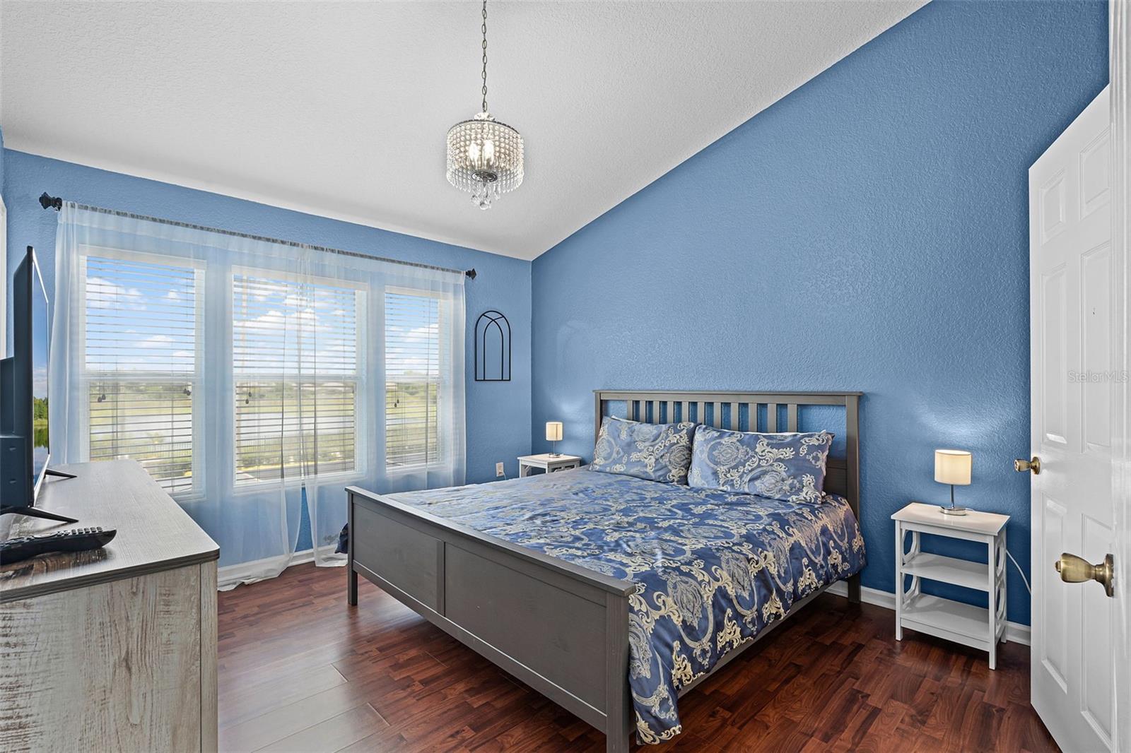 7677 FITZCLARENCE ST