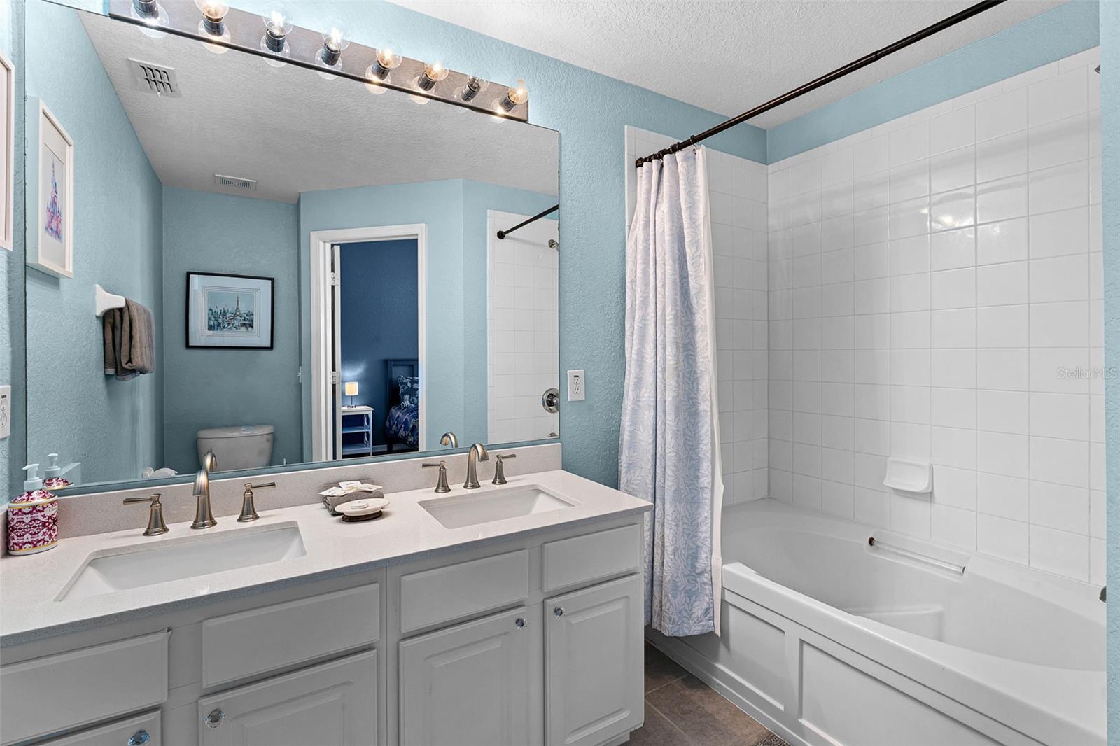 7677 FITZCLARENCE ST