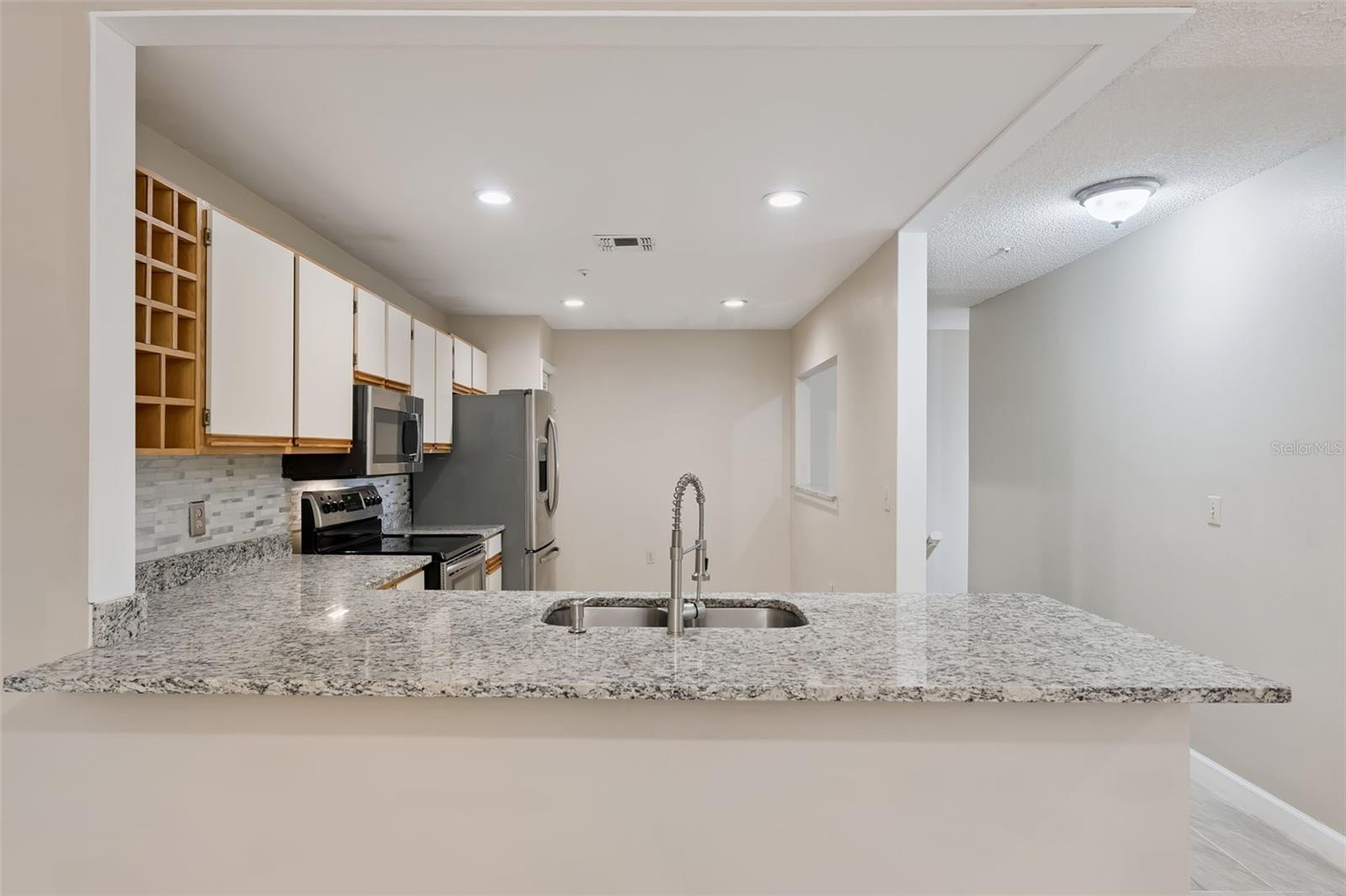 683 POST OAK CIR #105