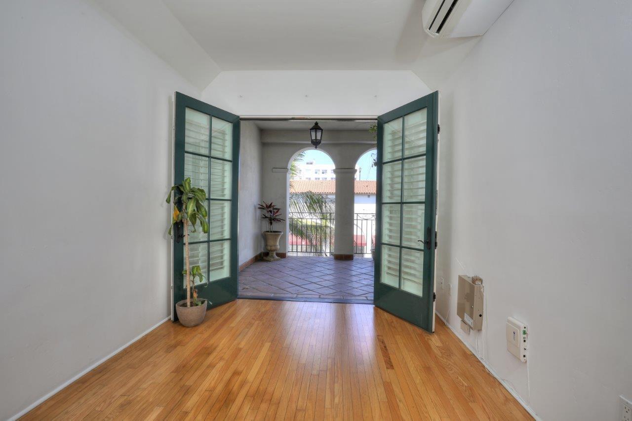 105 W De La Guerra Street, D