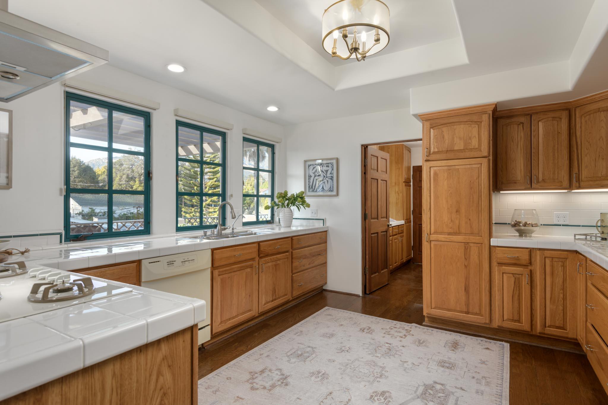 7 E Arrellaga Street