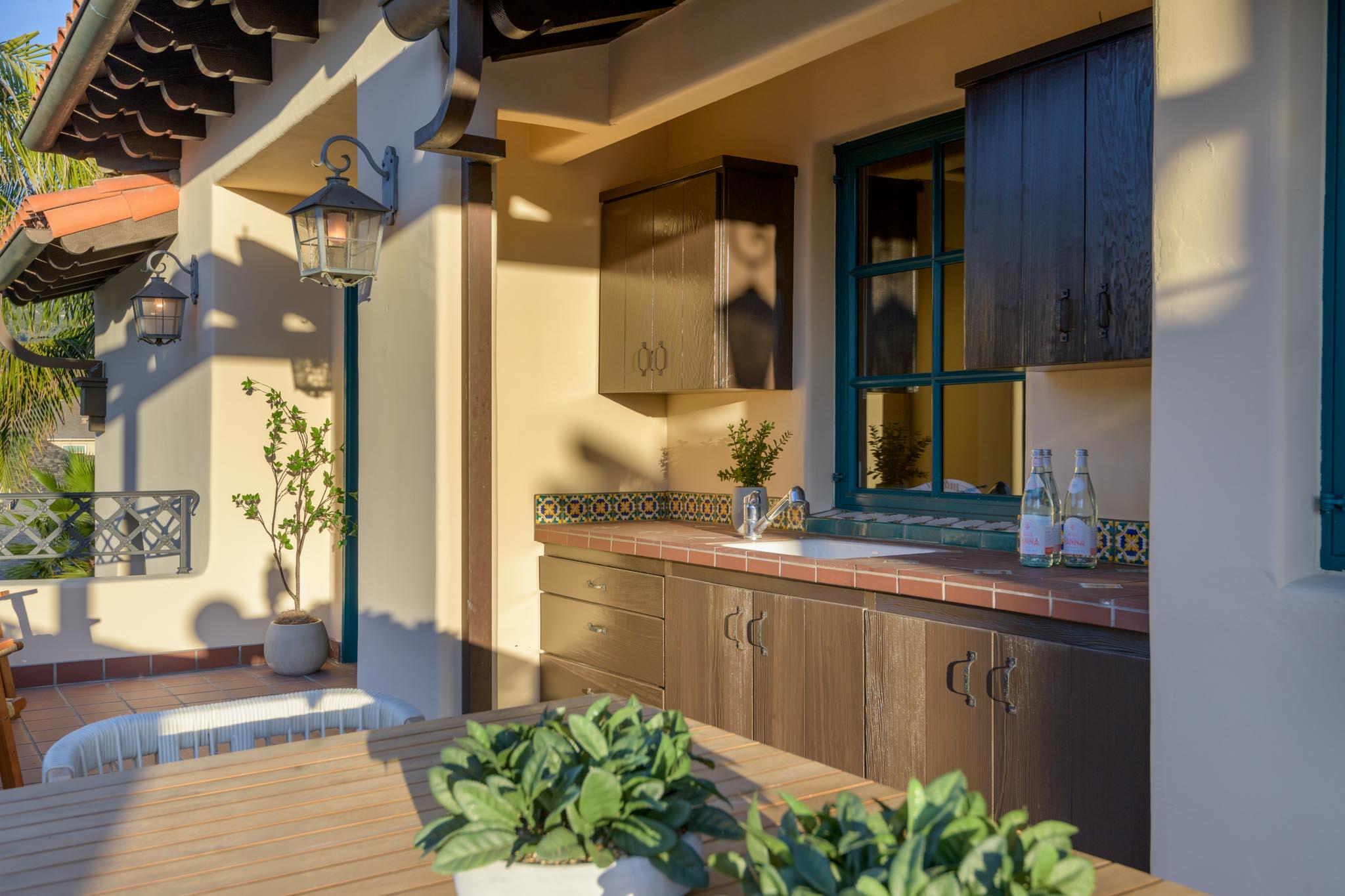 7 E Arrellaga Street