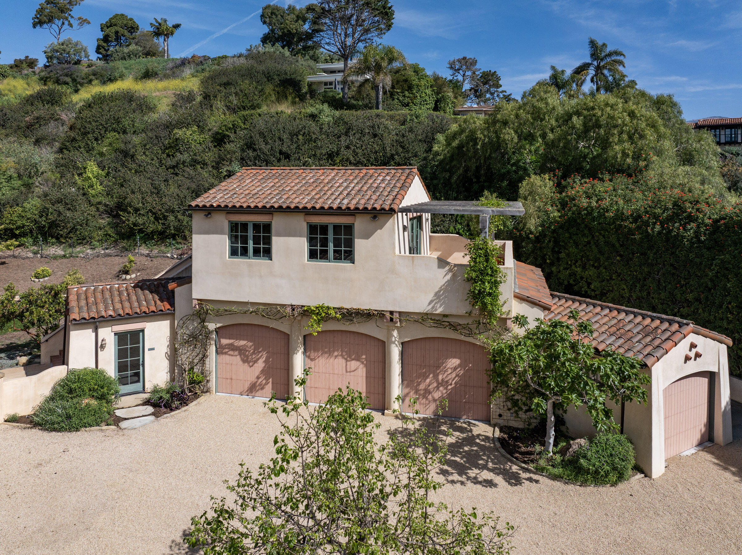 2932 Cliff Drive