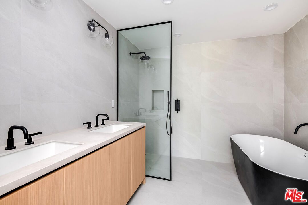 10352 Riverside Dr Unit: 301