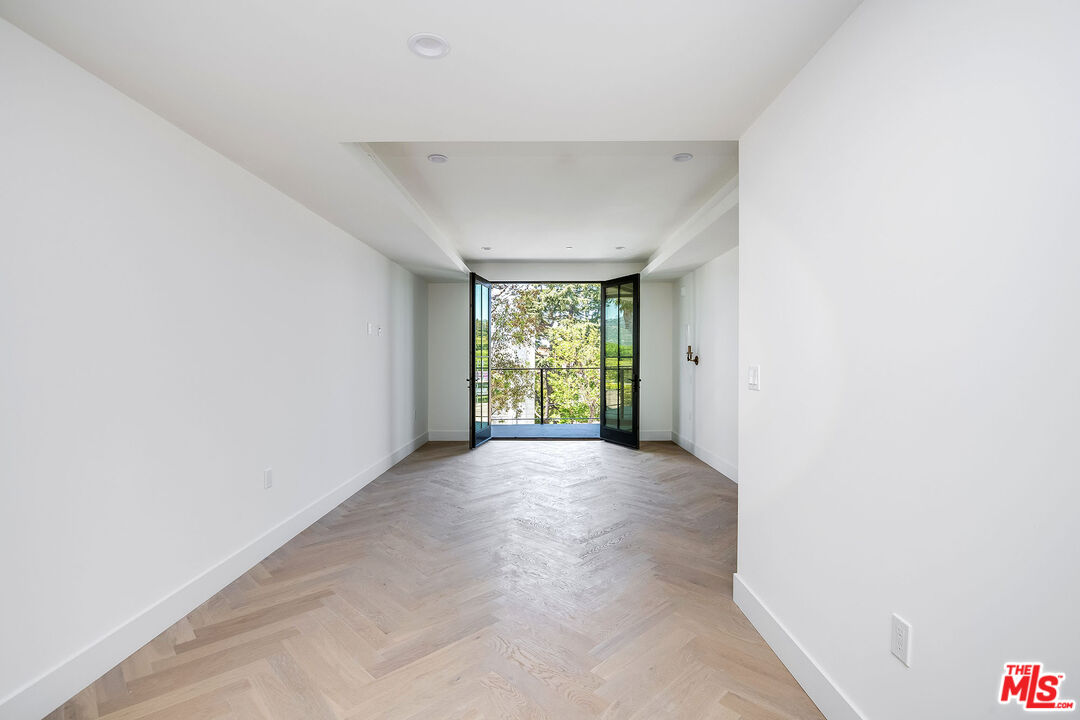 10352 Riverside Dr Unit: 301