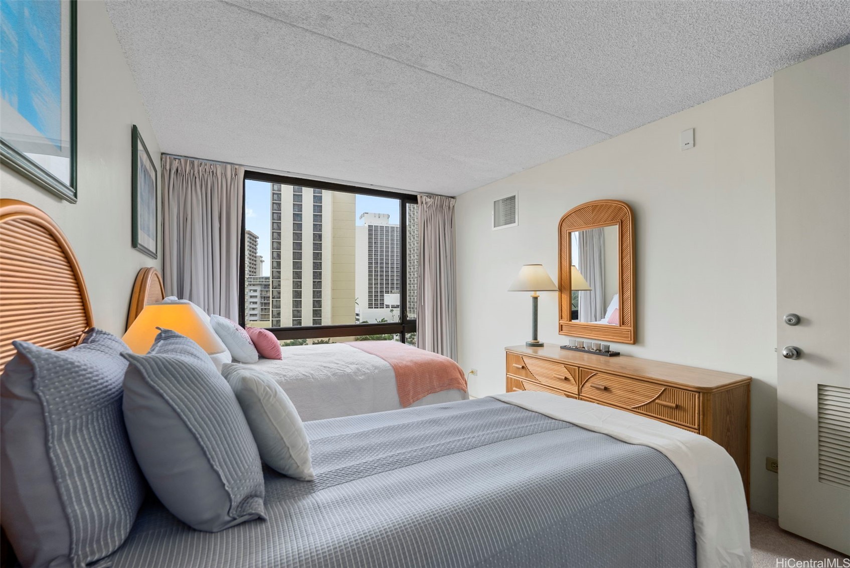 229 Paoakalani Avenue 1008