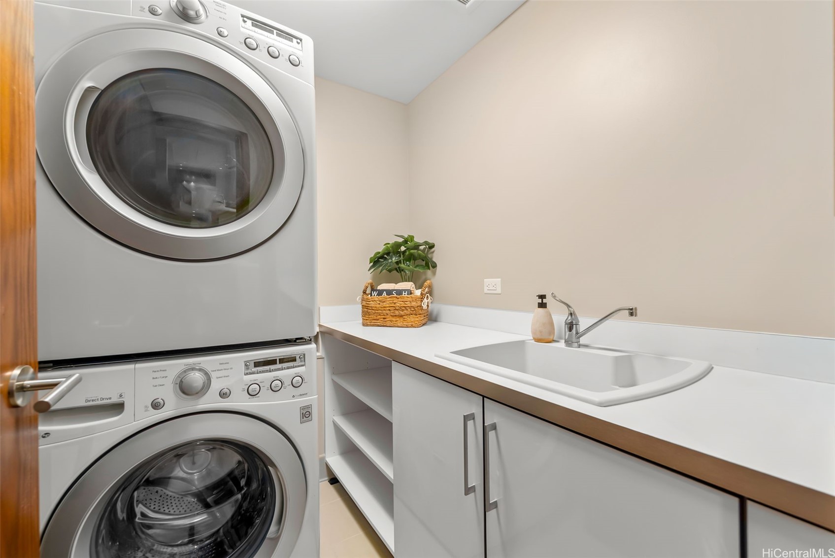 1555 Kapiolani Boulevard 900