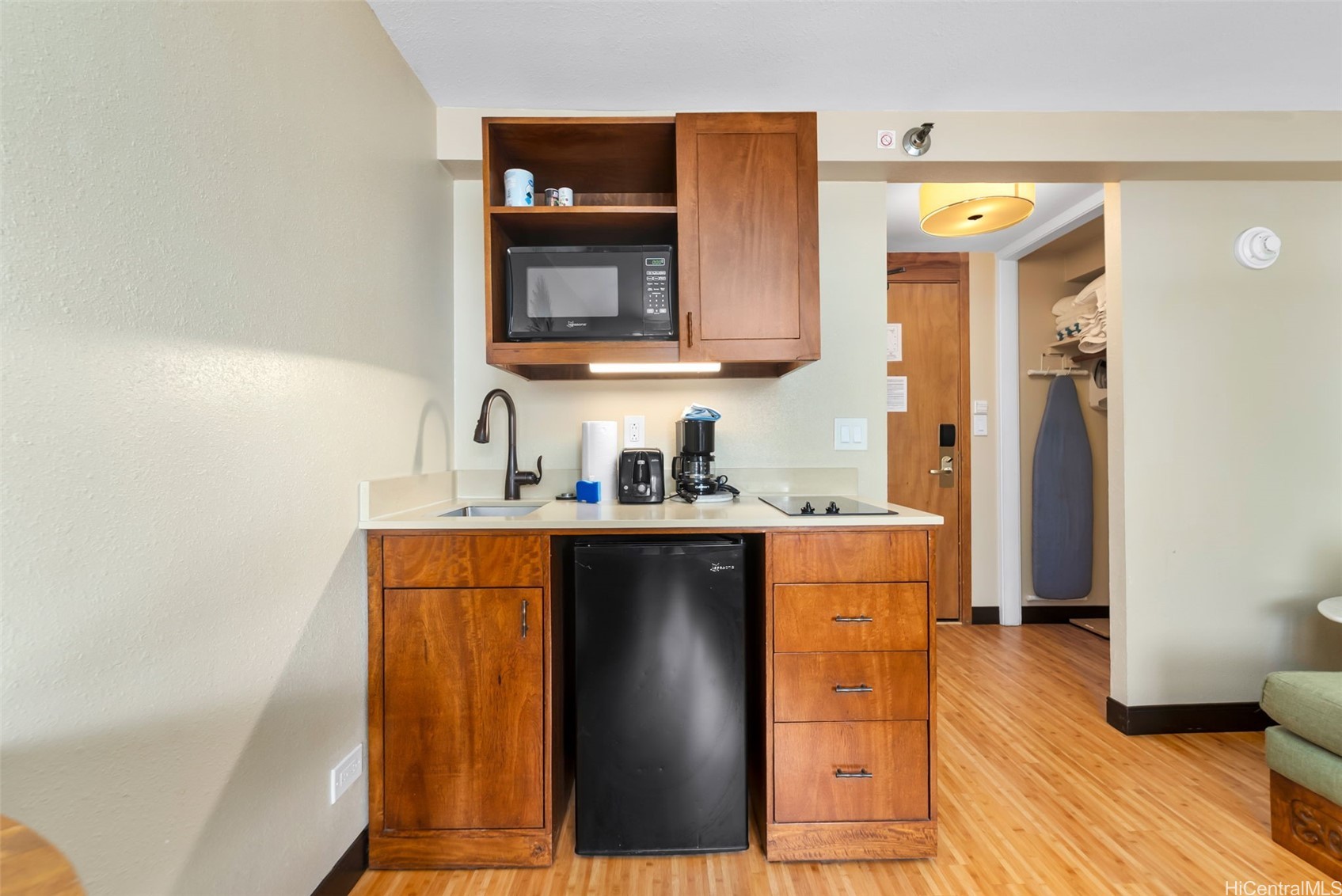 2425 Kuhio Avenue 703