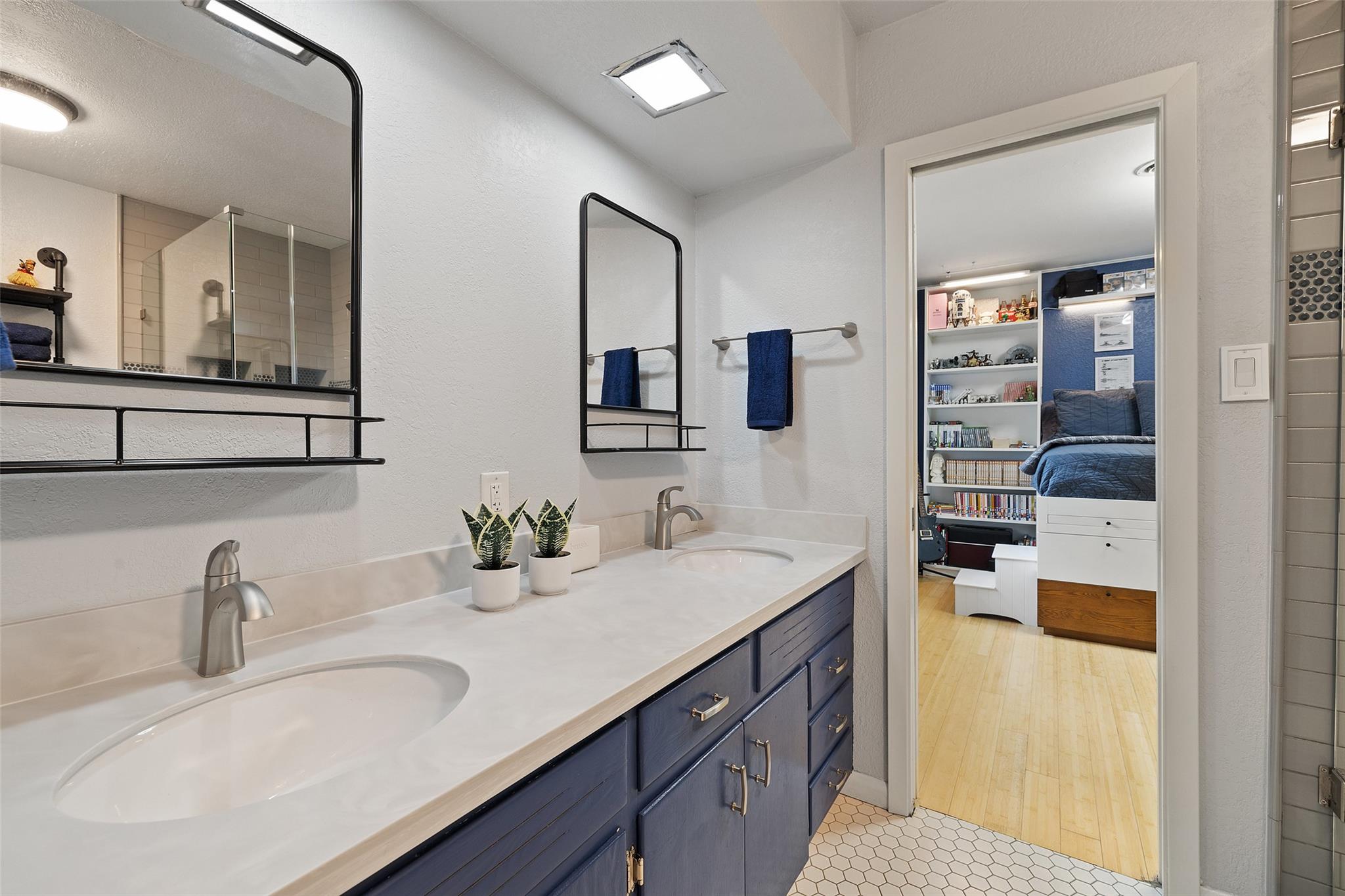 1712 McCoy PL